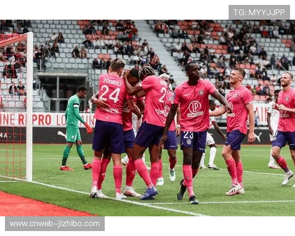 法甲联赛布雷斯特对阵巴黎圣曼，后者客场取胜